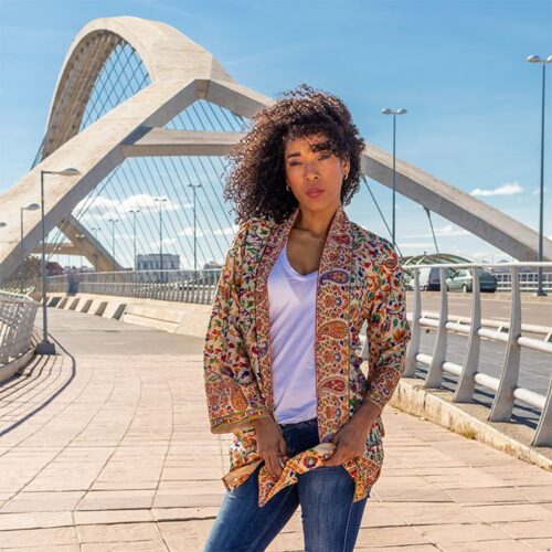 kimono de semiseda beige y pequenas flores julunggul