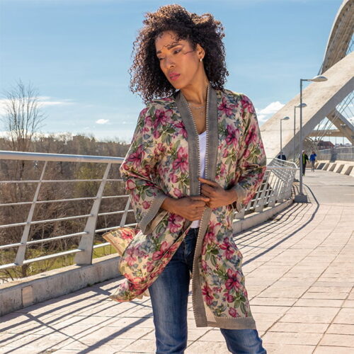 kimono de semiseda de flores beige y buganvilla julunggul 4