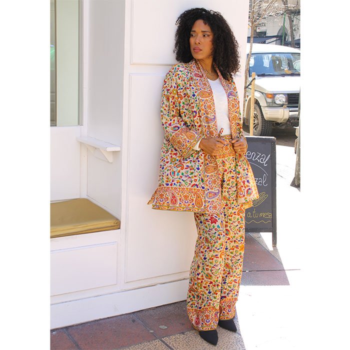 pantalon y kimono de semi seda beige y pequenas flores julunggul