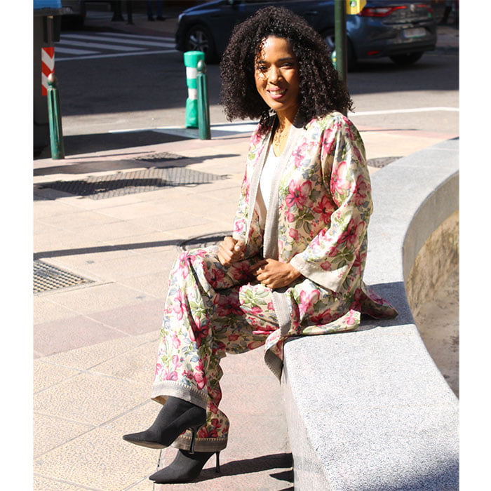 pantalon y kimono de semi seda de flores beige y buganvilla