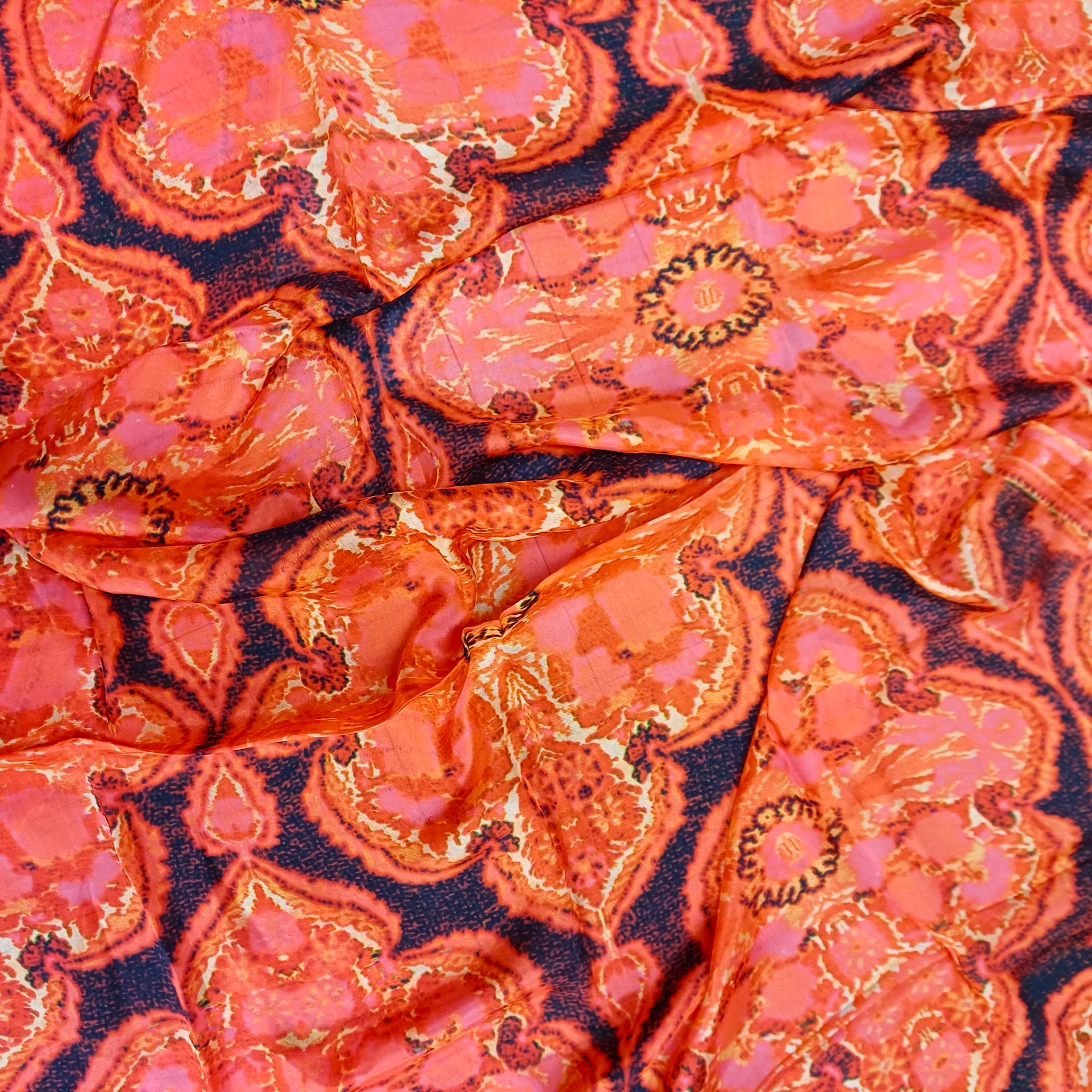 Pañuelo de seda medallones coral Julunggul