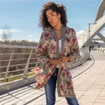 kimono de semiseda de flores beige y buganvilla