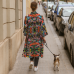 Kimono de semiseda largo negro con flores Julunggul