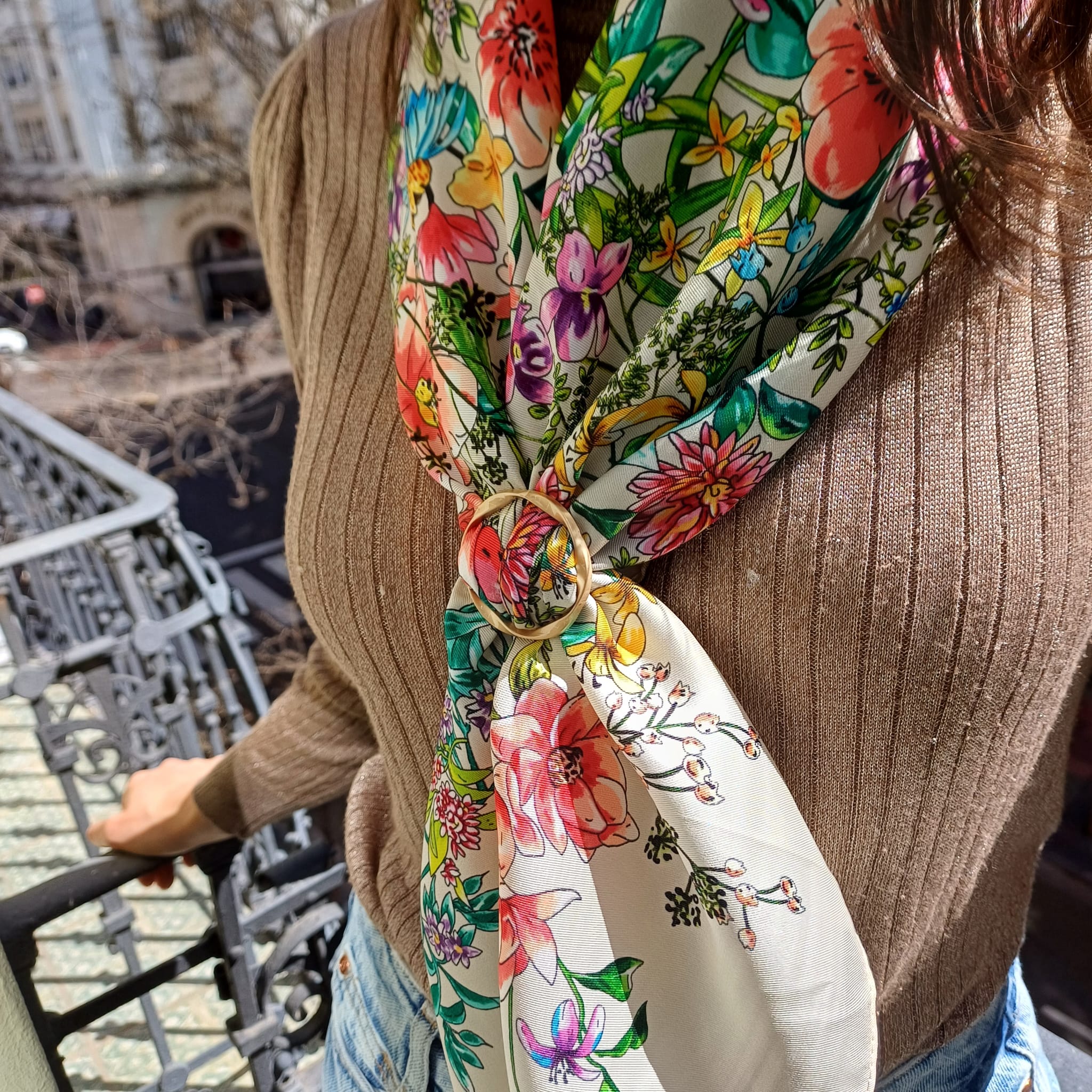 Pañuelo de seda beige con flores julunggul