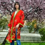 kimono-seda-rojo-bordado-en-verde Julunggul
