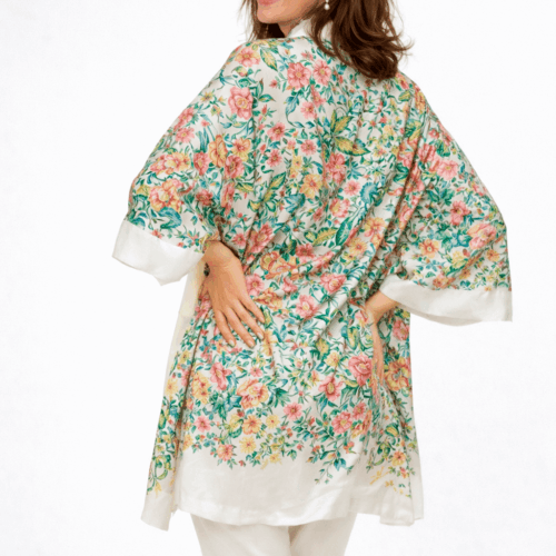 Kimono corto de semiseda beige con flores de colores Julunggul