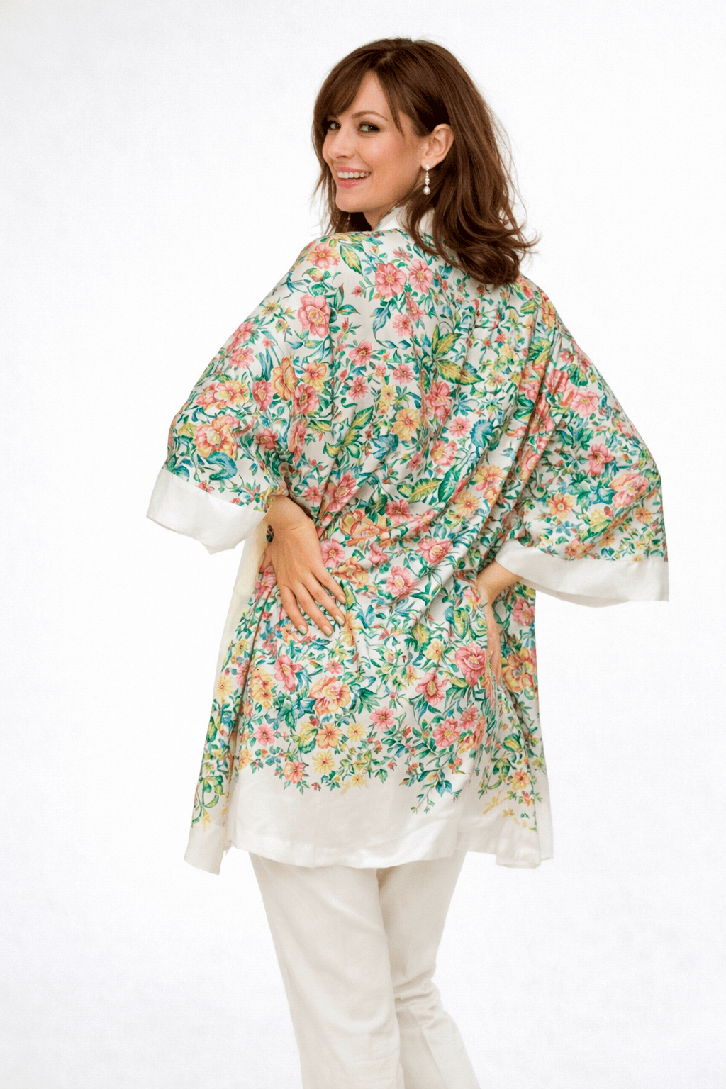 Kimono corto de semiseda beige con flores de colores Julunggul