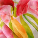 Fular de seda natural blanco con tulipanes rosas y amarillos Julunggul