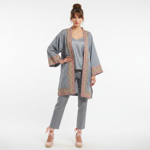 Kimono corto de semiseda gris con cenefa rosa JUlunggul