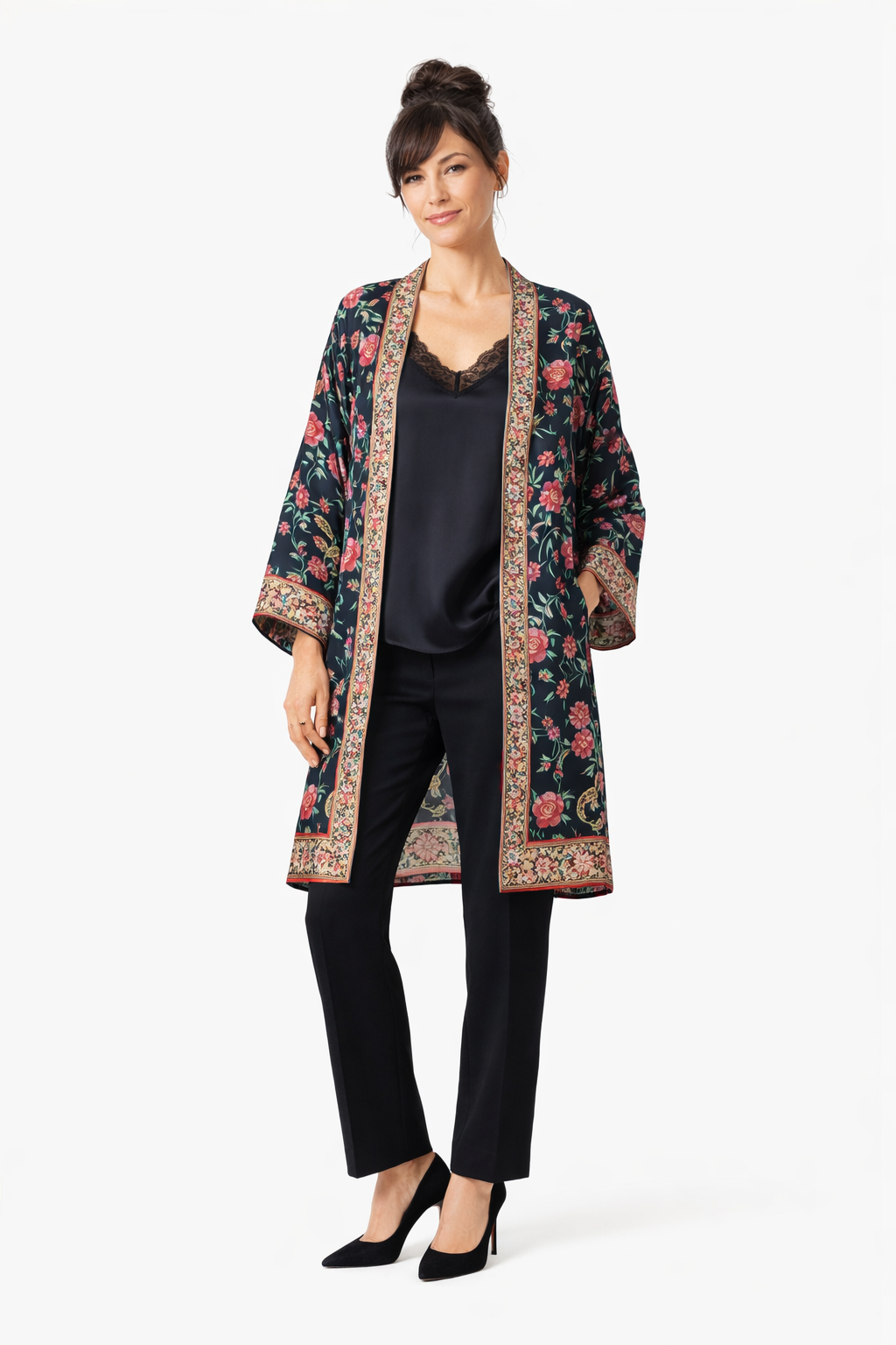 Kimono de semiseda negro con flores y cenefas Julunggul