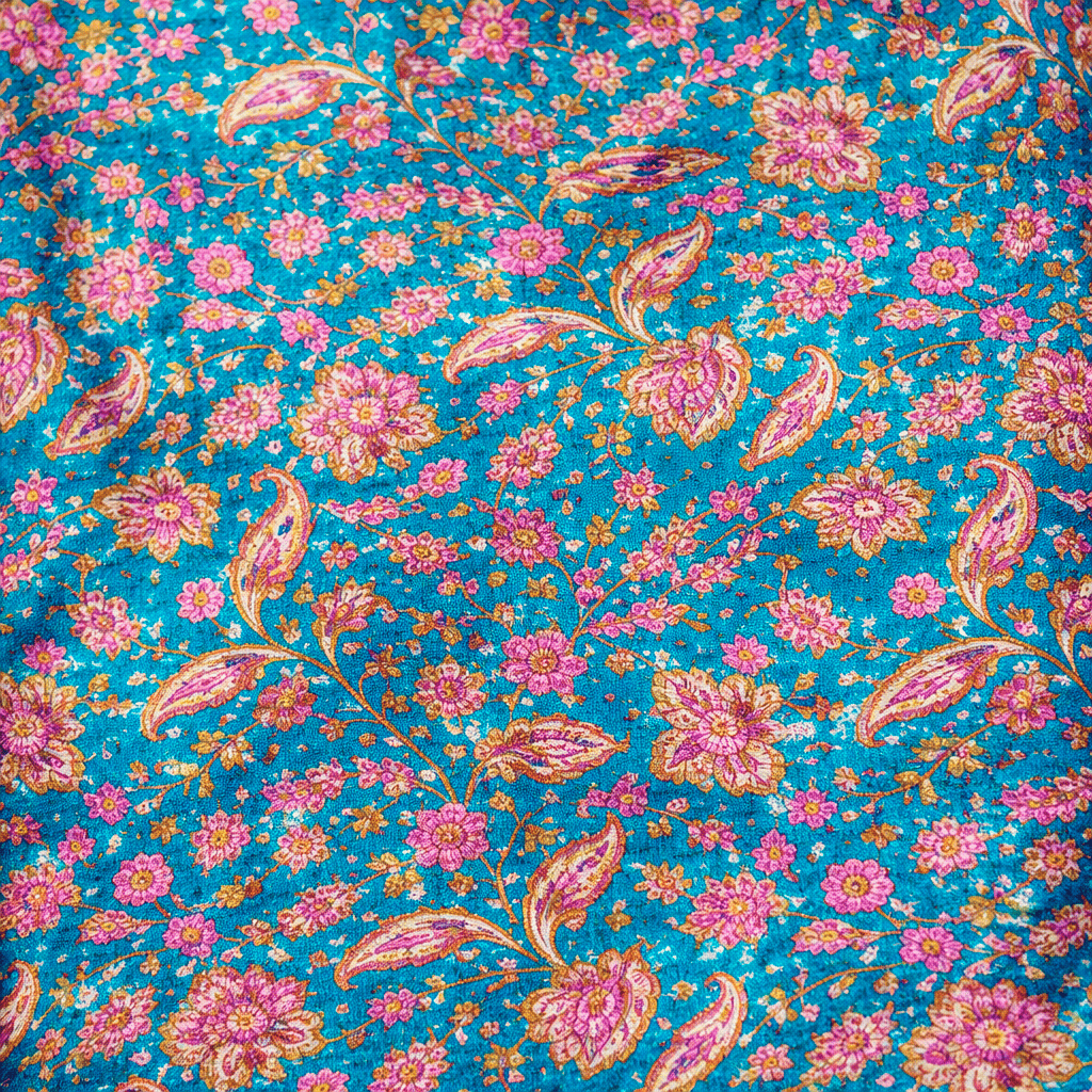 Tela de seda natural azul turquesa con flores rosa Julunggul