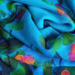 Fular pañuelo de mujer de modal turquesa con flores fucsia Julunggul